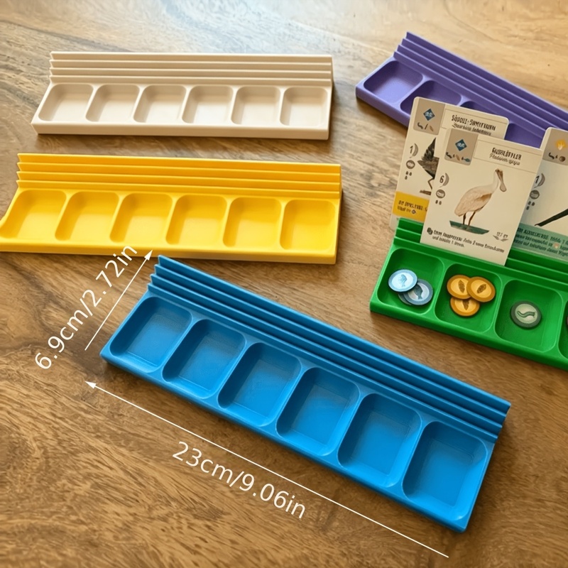 Board Game Store - 多目的ボードゲームオーガナイザートレイ、マーキング＆分類カードホルダー、ゲームチップやダイスを収納するためのデスクトップアクセサリーラック